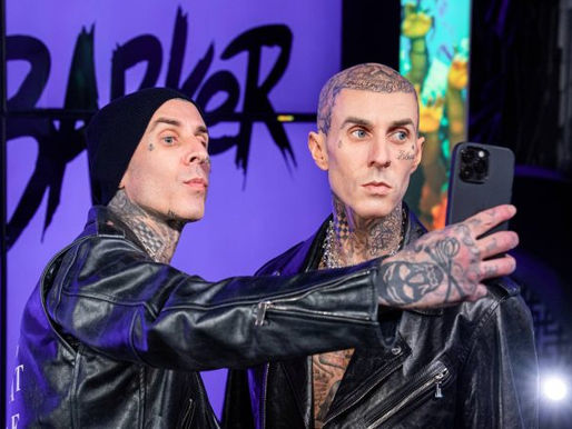 Travis Barker ganha sua própria estátua de cera no Madame Tussauds: “Parece tão real”