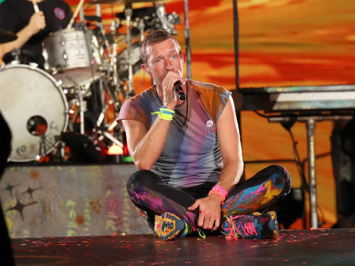 Chris Martin, do Coldplay, agradece fãs indianos com discurso inesperado em show em Mumbai