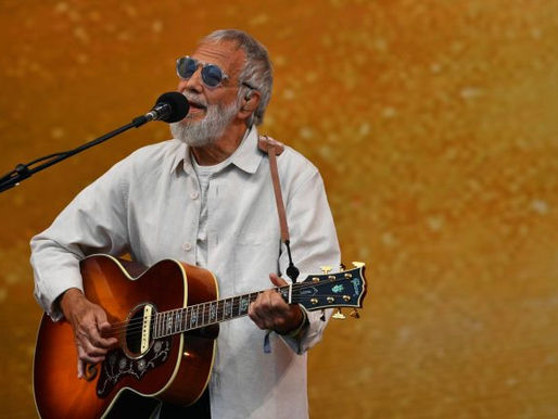 Yusuf/Cat Stevens homenageia George Harrison com cover de 'Here Comes The Sun' no Glastonbury 2023