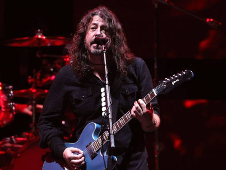 Dave Grohl presta homenagem ao saudoso Kent Stax e dedica 'Everlong' ao falecido baterista do Scream