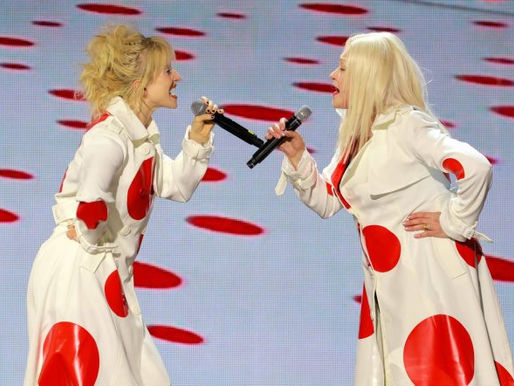 Hayley Williams se junta a Cyndi Lauper para performance de 'Girls Just Wanna Have Fun'