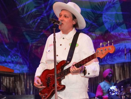 Arcade Fire envia cartões postais enigmáticos aos fãs e dá indícios de novas músicas.
