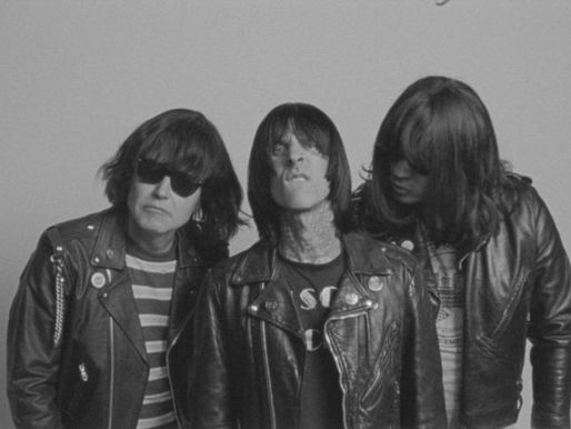 Blink-182 evoca o espírito Ramones no novo vídeo de “Dance With Me”; confira