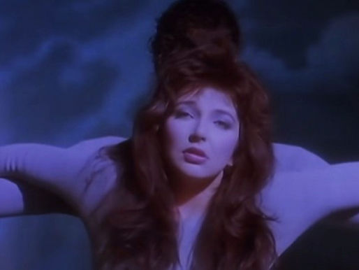 'Running Up That Hill' de Kate Bush, bate o recorde de 100 milhões de visualizações no YouTube