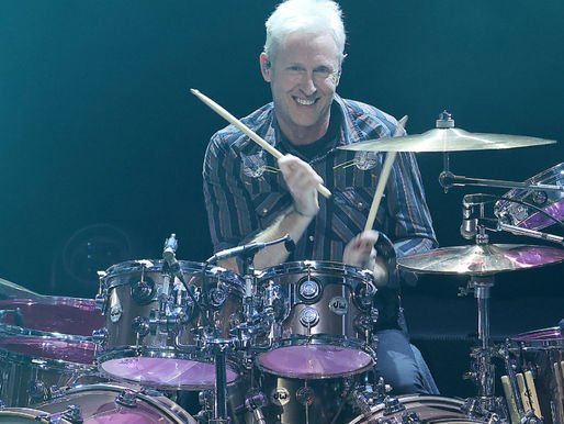 Josh Freese em um dos shows com o Foo Fighters