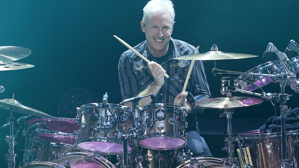 Josh Freese em um dos shows com o Foo Fighters