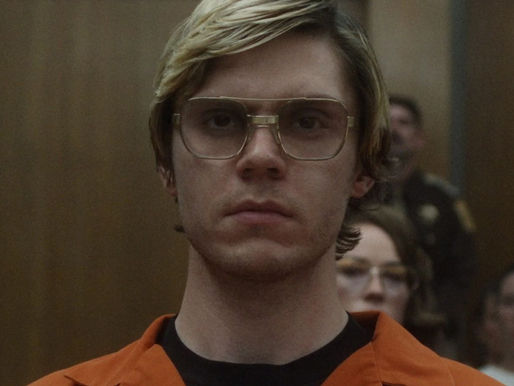 Evan Peters encarna o tenebroso serial killer Jeffrey Dahmer em trailer da nova série Netflix
