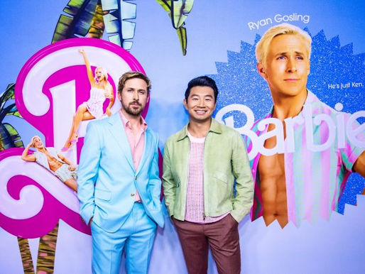Simu Liu esclarece momento constrangedor no tapete vermelho de 'Barbie' com Ryan Gosling