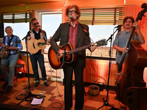 Jarvis Cocker e Richard Hawley fazem show intimista para celebrar Asteroid City de Wes Anderson