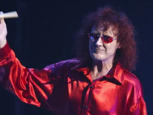 Morre Colin Burgess, primeiro baterista do AC/DC, aos 77 anos