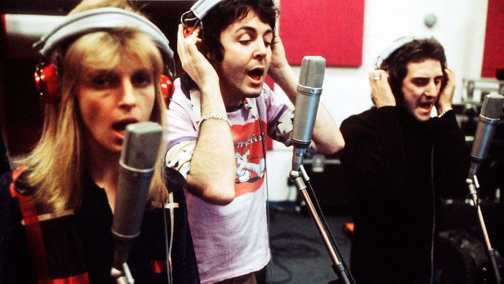 Linda McCartney, Paul McCartney e Denny Laine, do Wings, em 1973 