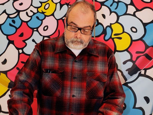 Frank Kozik , Artista que trabalhou com Queens Of The Stone Age e Offspring, morre aos 61 anos