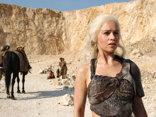 Emilia Clarke, atriz de 'Game Of Thrones', diz que "evitou" assistir 'House Of The Dragon'
