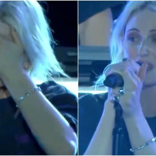 Emily Armstrong chora ao cantar “Waiting For The End”