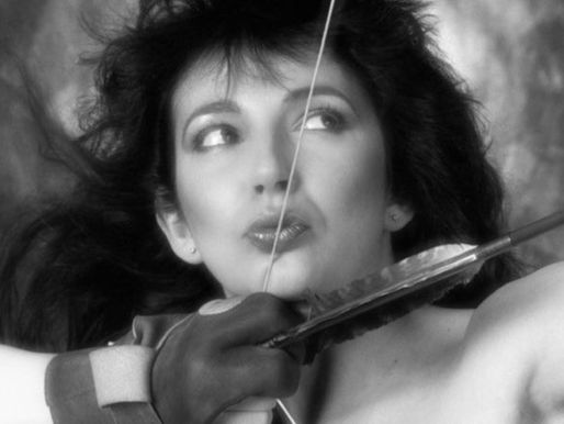 'Running Up That Hill' dispara e leva Kate Bush ao primeiro lugar, 37 anos após lançamento