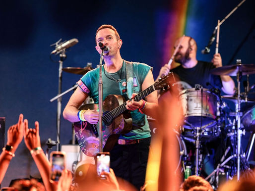 Pai de Chris Martin viraliza ao filmar show do Coldplay com capa flip no celular
