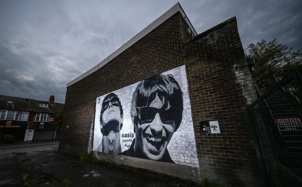 Um mural de Manchester retratando Liam e Noel Gallagher do Oasis.