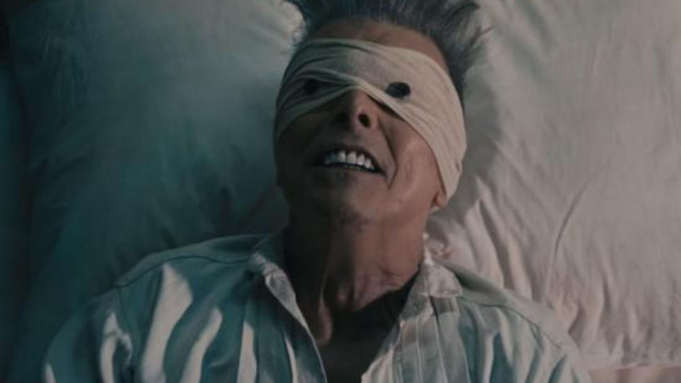 David Bowie no clipe da canção Lazarus