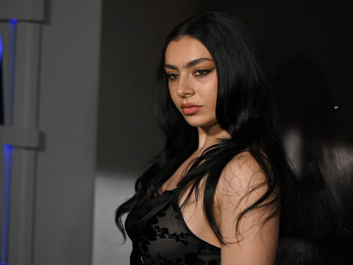 Charli XCX lança edição especial em vinil do álbum Brat com referência a "pó branco" e hedonismo