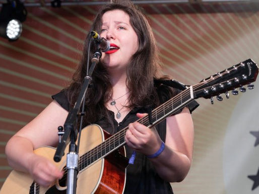 Lucy Dacus fez uma apresentação inusitada deitada em um sofá devido à hérnia de disco.