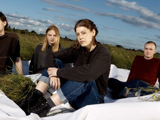 Porridge Radio transforma dor e introspecção em catarse crua em novo disco audacioso