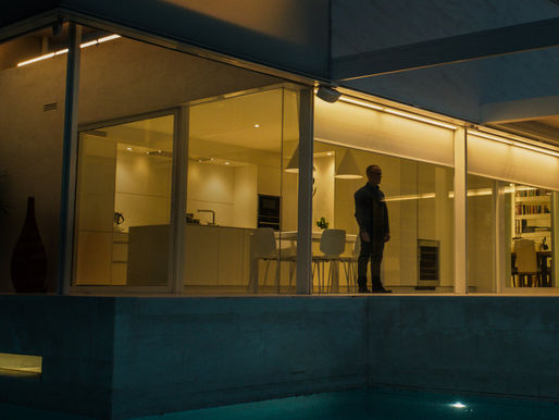 A Casa, suspense psicológico disponível na Netflix incomoda com sua atmosfera perturbadora