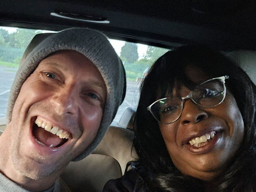 Chris Martin faz boa ação ao dar carona a fã com mobilidade reduzida para ir a show do Coldplay