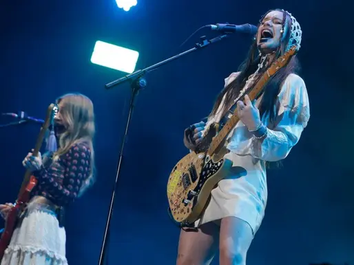 Wet Leg faz show autêntico no The Town, com Indie Rock barulhento e cativante