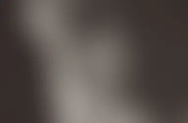 Em The Tortured Poets Department, Taylor Swift segue a fórmula segura e mantém sua relevância no pop