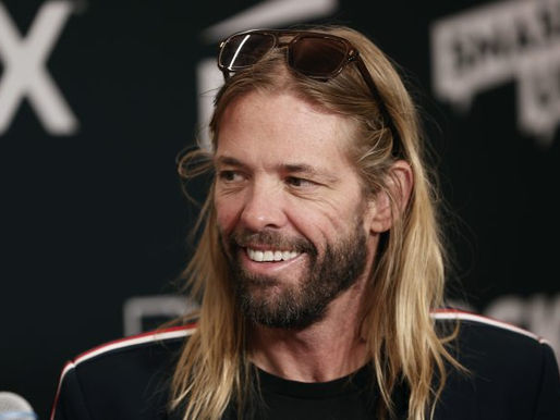 Grammy 2022 homenageia Taylor Hawkins, baterista do Foo Fighters