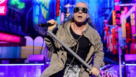 Bruce Dickinson do Iron Maiden se apresentando.