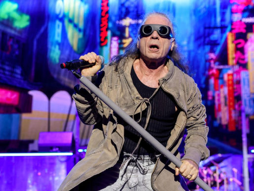 Bruce Dickinson do Iron Maiden se apresentando.