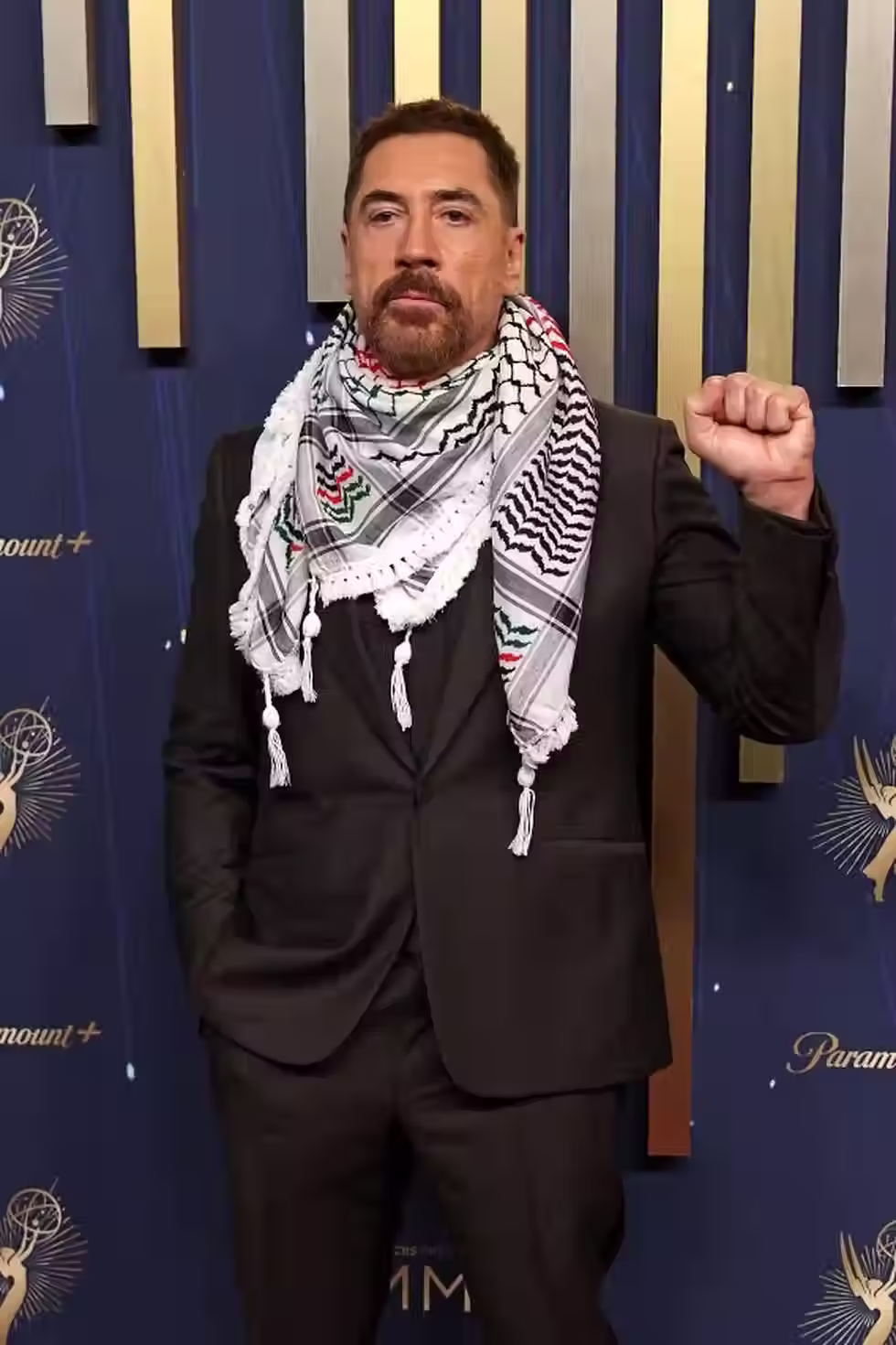 Javier Bardem faz protesto no Emmy — Foto: Patrick T. Fallon / AFP