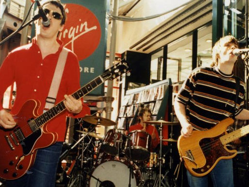 Morre Carl Bevan, baterista da banda 60 Ft. Dolls, aos 51 anos