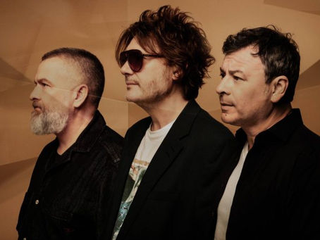 Manic Street Preachers retorna com o novo single 'Decline & Fall' e celebra o passado com olhar no futuro