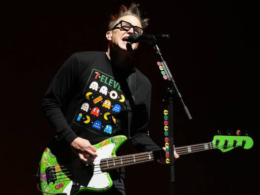 Blink-182 toca a nova 'Dance With Me' em show empolgante na Itália