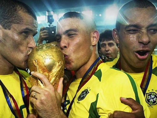 Rivaldo, Ronaldo e Gilberto Silva celebram o Penta.