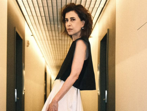 Fernanda Torres viraliza com comparação a capa de álbum de PJ Harvey