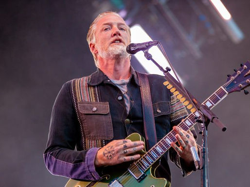 Queens of the Stone Age cancela turnê de 2024 devido à saúde de Josh Homme