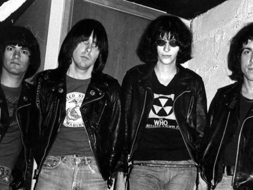 NYC Ferry celebra 50 anos dos Ramones com viagens temáticas em comemoração ao aniversário da banda