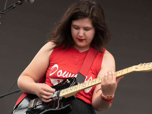 Lucy Dacus promete US$ 10 mil para apoiar cirurgias trans após declaração de Trump sobre gênero