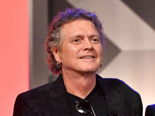 Rick Allen, baterista do Def Leppard, é atacado brutalmente do lado de fora de hotel na Flórida