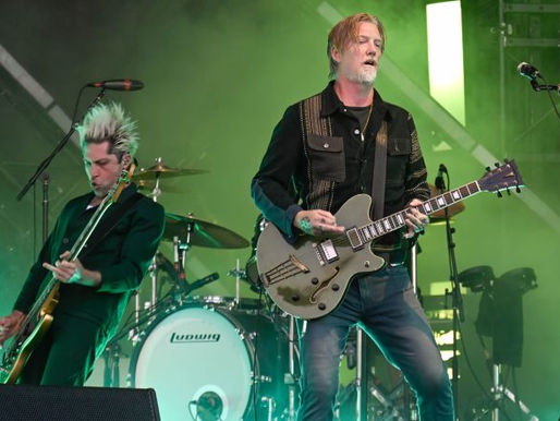 Queens Of The Stone Age compartilha o novo single 'Carnavoyeur'; ouça