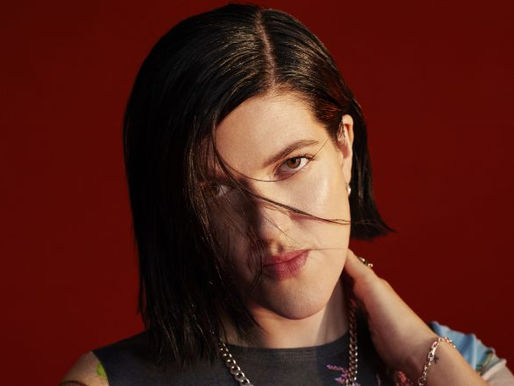 Romy, do The XX, atualiza os fãs sobre seu álbum solo de estreia: "está bem perto de ser finalizado"