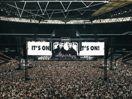 Oasis ao vivo no Estádio de Wembley, em Londres, em 25 de julho de 2025.
