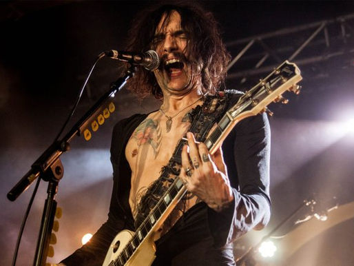 Justin Hawkins toca The Darkness e Van Halen no concerto de tributo a Taylor Hawkins; confira