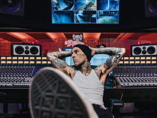 Travis Barker do blink-182 surpreende fãs com masterclass no Twitch em comemoração ao recorde de Kai Cenat