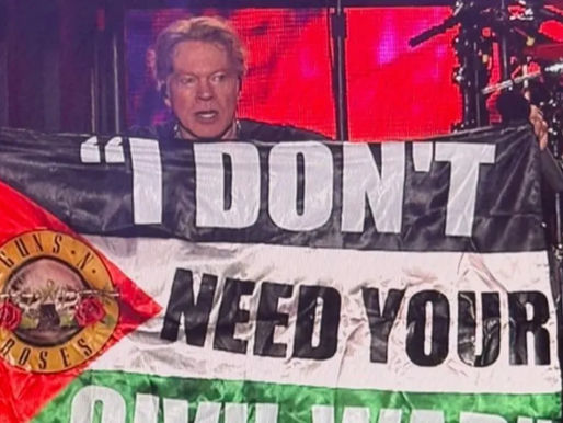 Axl Rose ergue bandeira da Palestina durante show do Guns N’ Roses na Colômbia