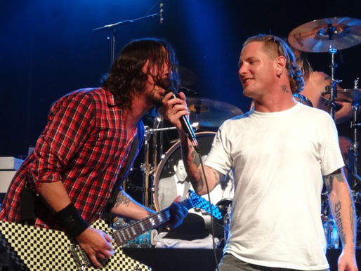 Corey Taylor comenta sobre revelação de traição feita por Dave Grohl: "Ele não é perfeito"