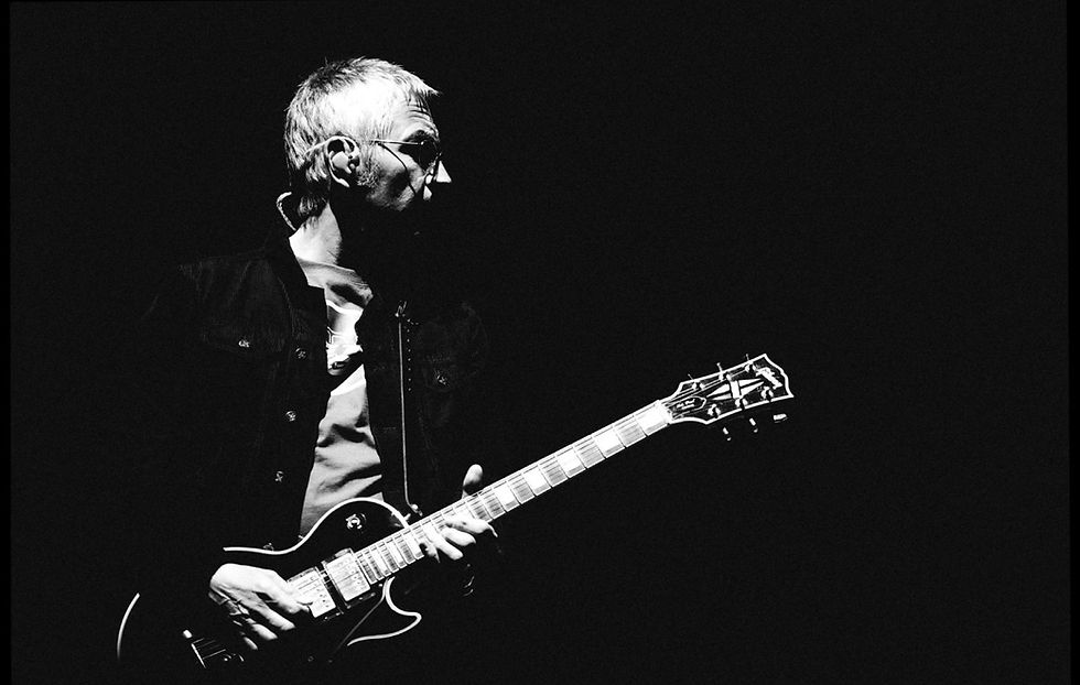 Gem Archer se apresenta ao vivo com o Oasis.